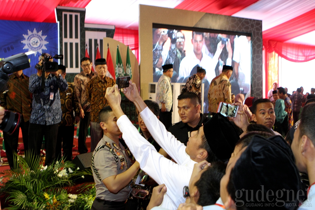 Jokowi: Disini Tidak Boleh Kasih Sepeda, Foto Saja