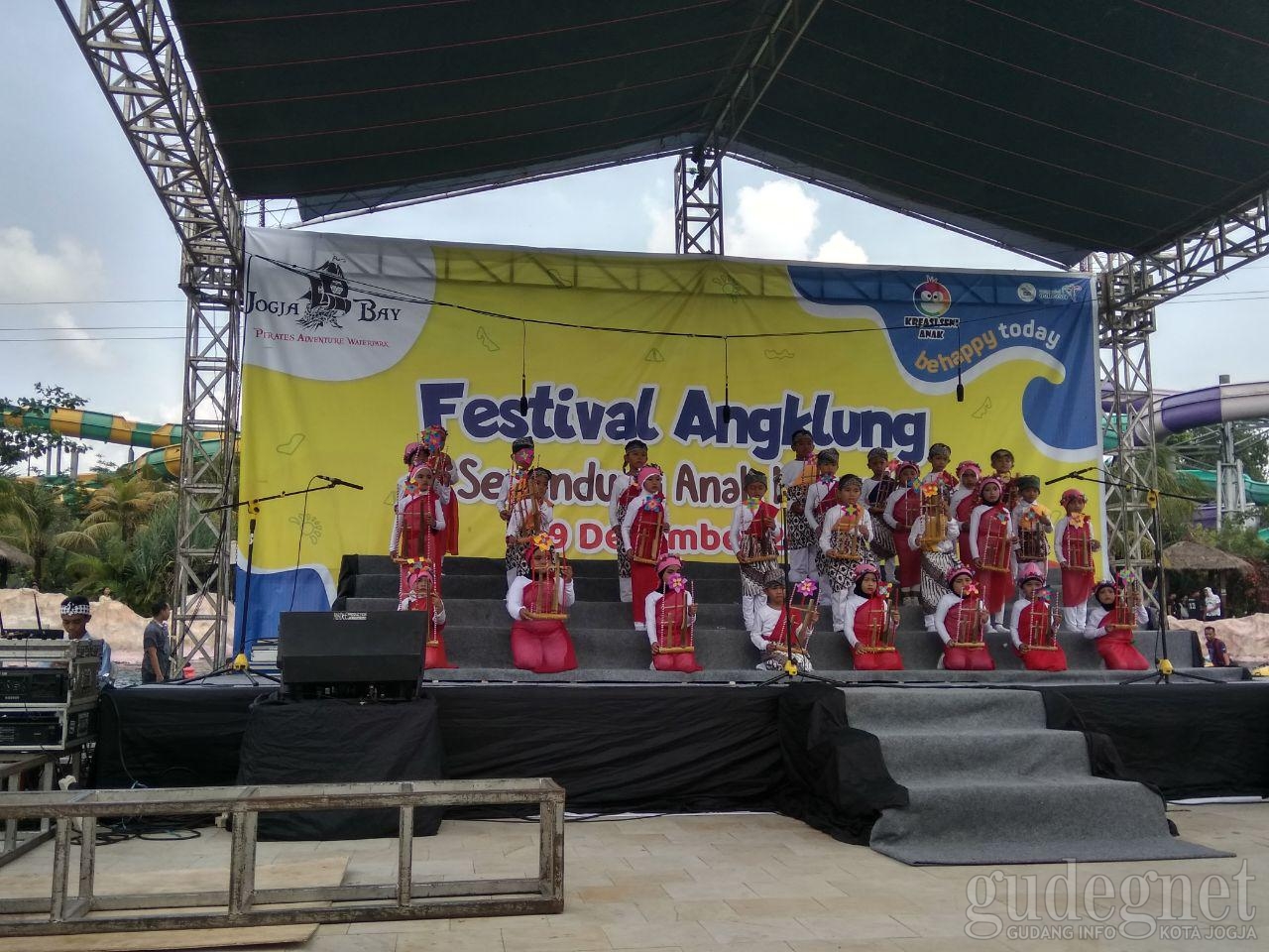 Cerianya Anak-anak Bermain Angklung di Festival Angklung Anak