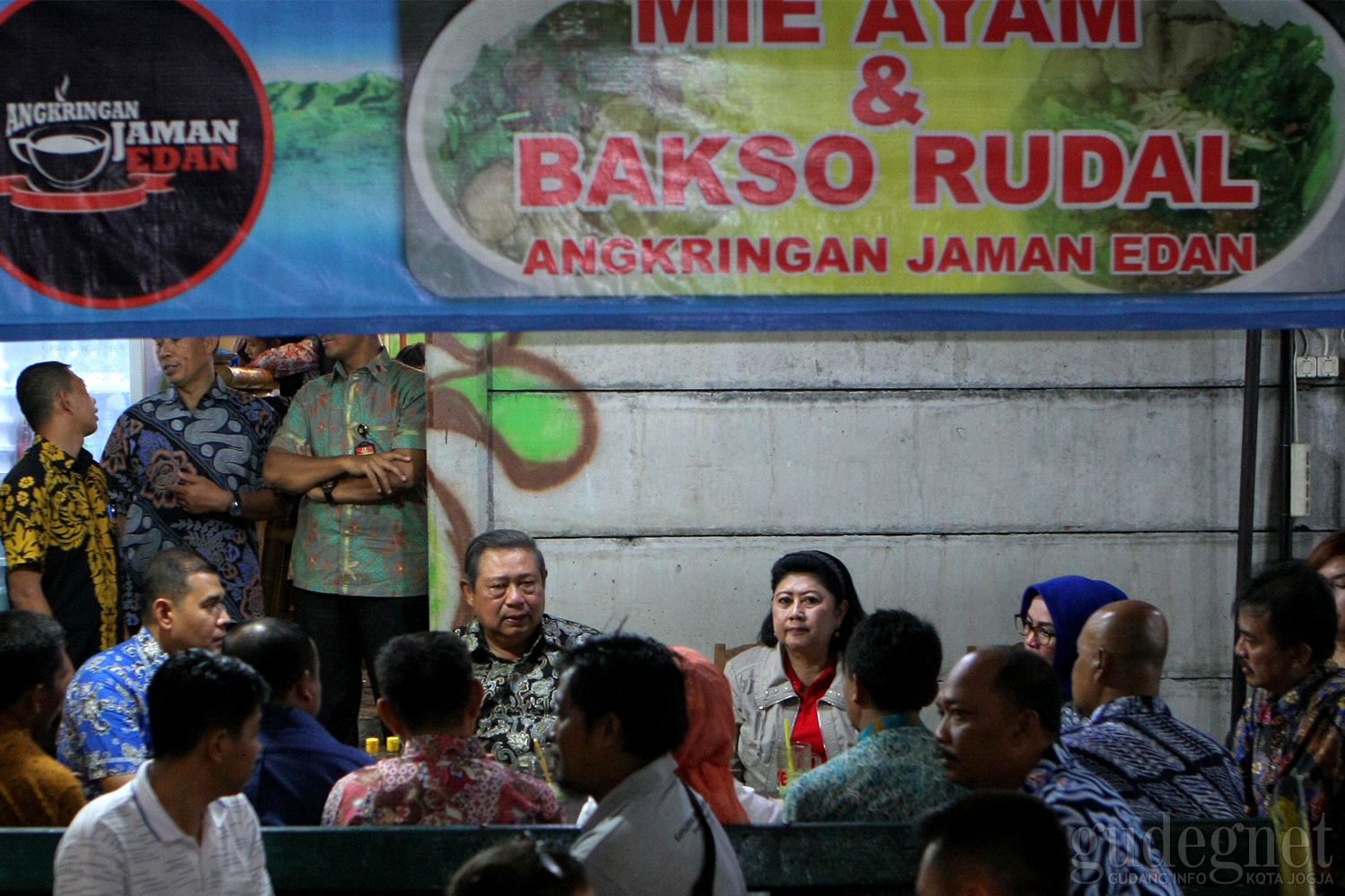 SBY Menikmati Makan Malam Angkringan di Yogyakarta 