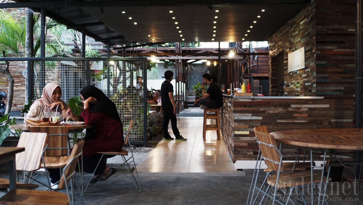 Mini Kafe Unik Di Jogja Dari Area Serbaguna Hingga Ruang Kelas Di Habitat Kafe 