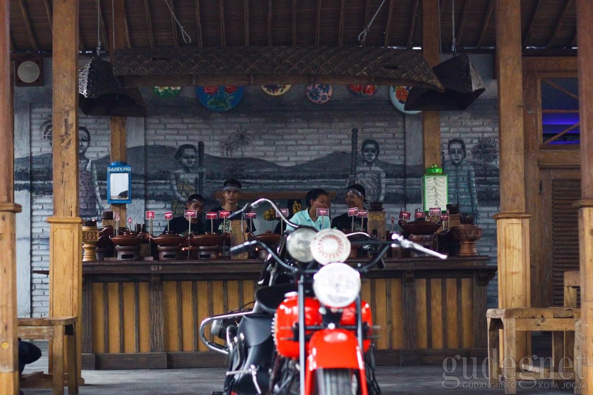 Warung Mbah Cokro, Suasana Pedesaan di Tengah Kota