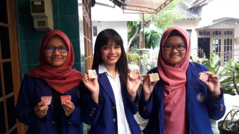 Mahasiswa UNY Membuat Sabun Herbal dari Daun Petai Cina