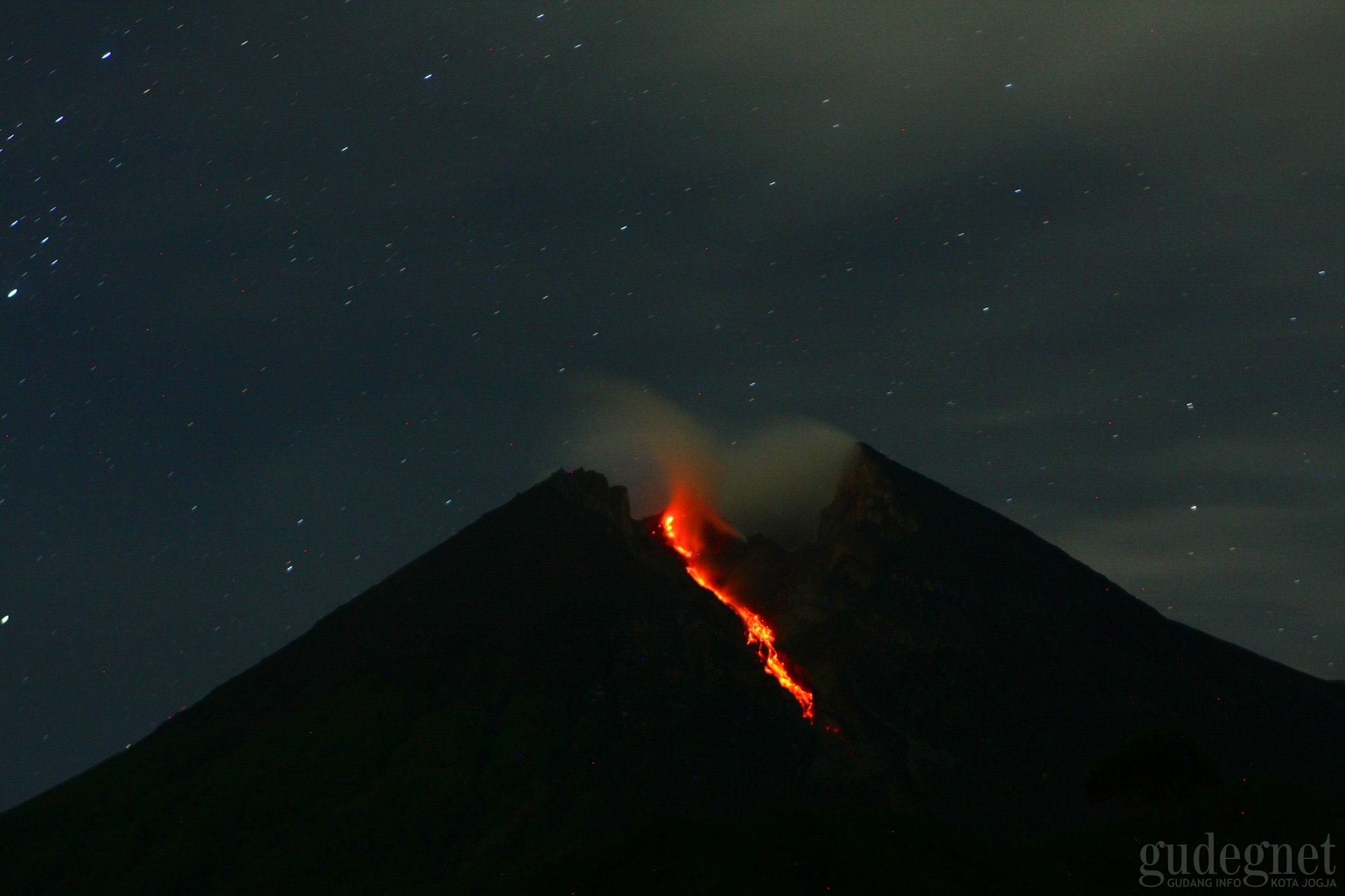 Merapi Alami Enam Kali Guguran Lava Pijar pada Minggu Malam