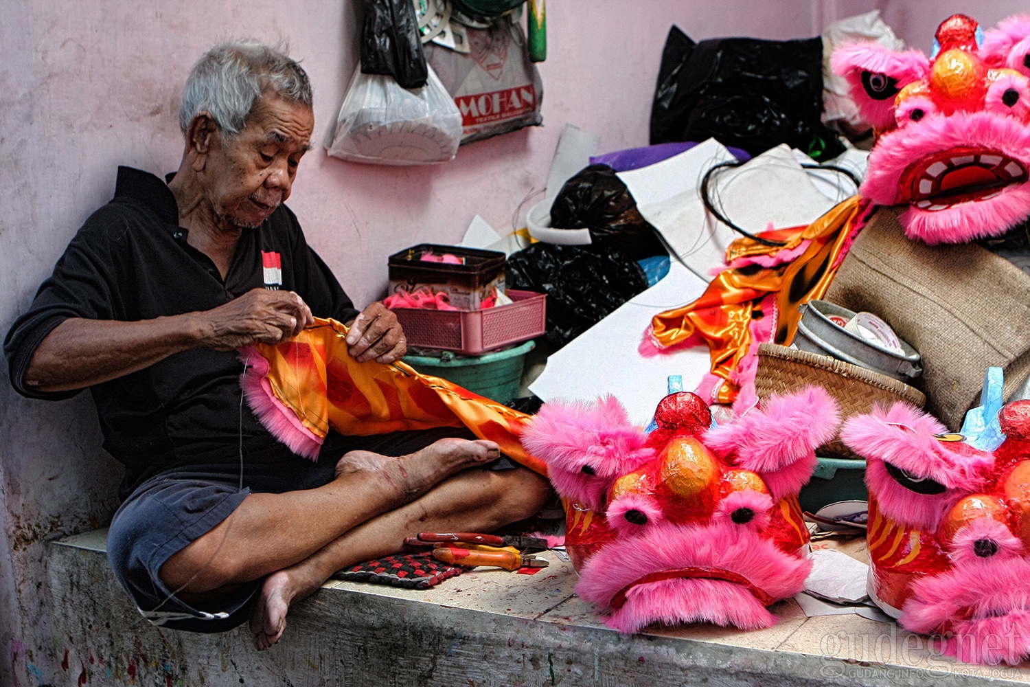 Mbah Doel Wahab, Pengrajin Topeng Barongsai Anak yang Tetap Eksis di Usia Senja 