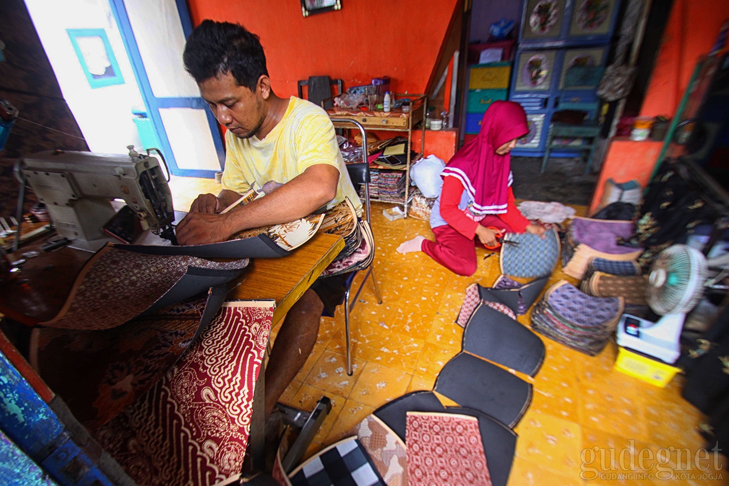 Pengrajin Dompet Keparakan Banjir Order untuk Suvenir Kampanye 