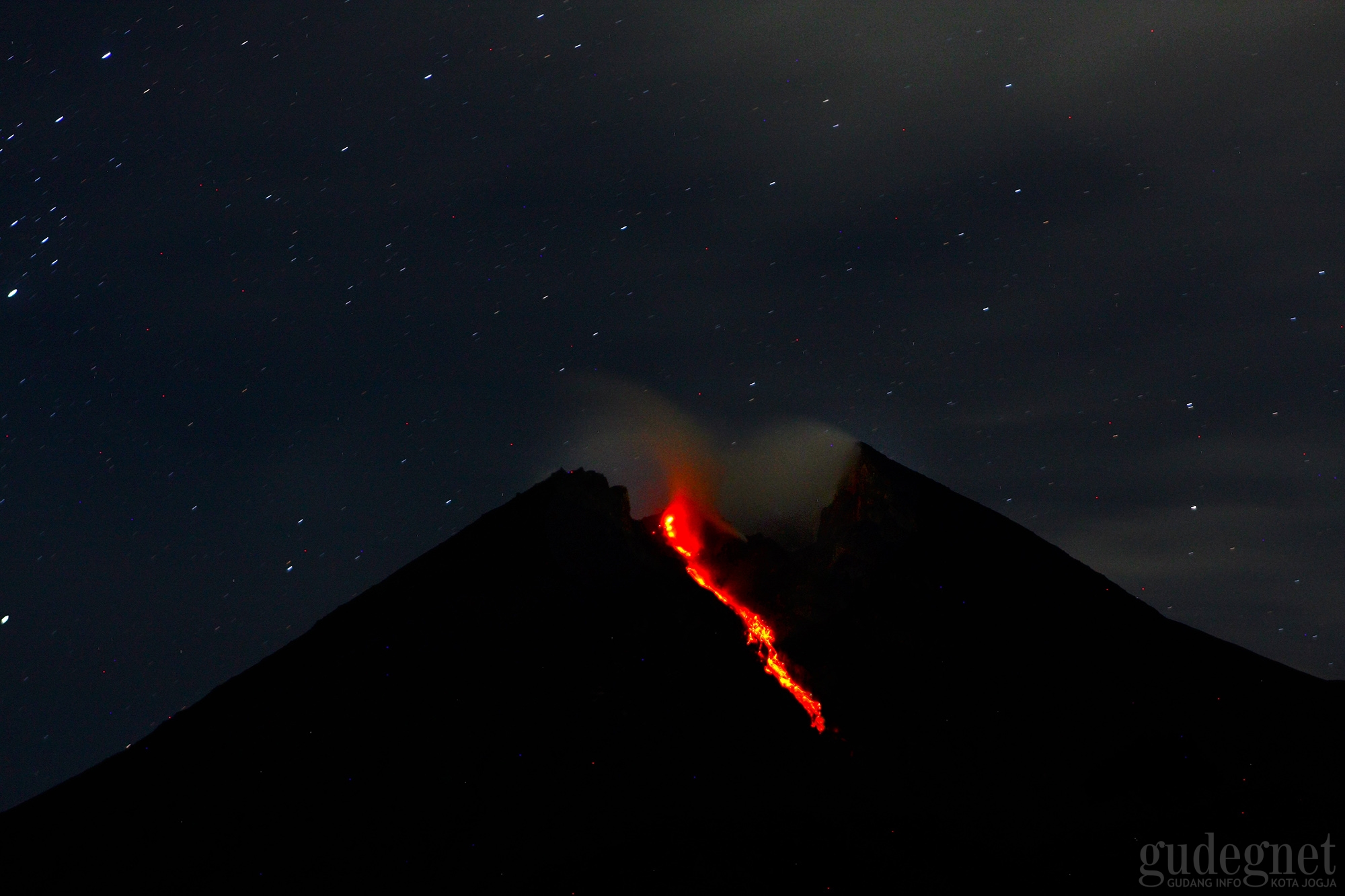 Merapi Luncurkan Lava Pijar Sejauh 1.400 meter Selasa Malam