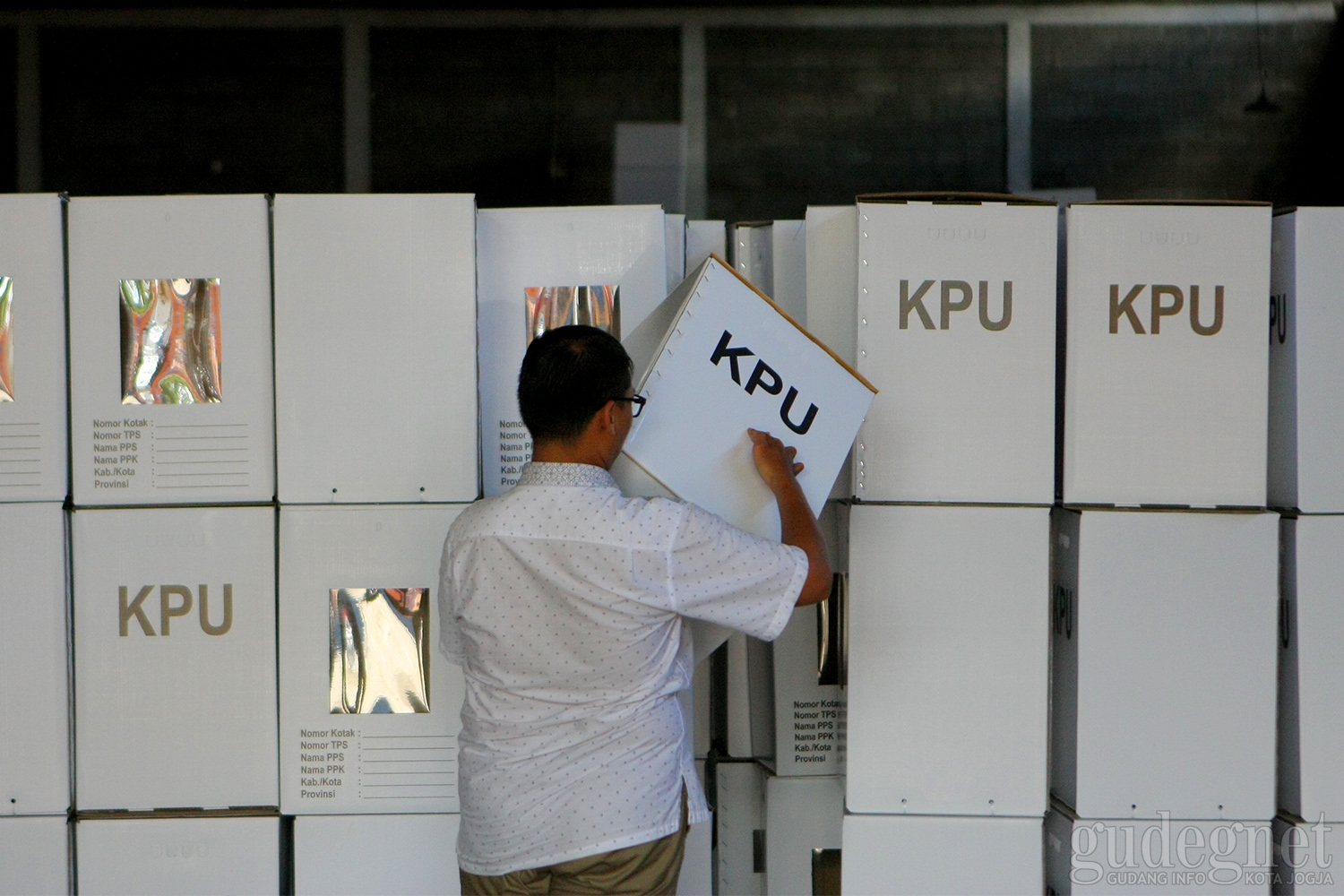 Bawaslu Kota Yogyakarta Cek Perakitan Kotak Suara