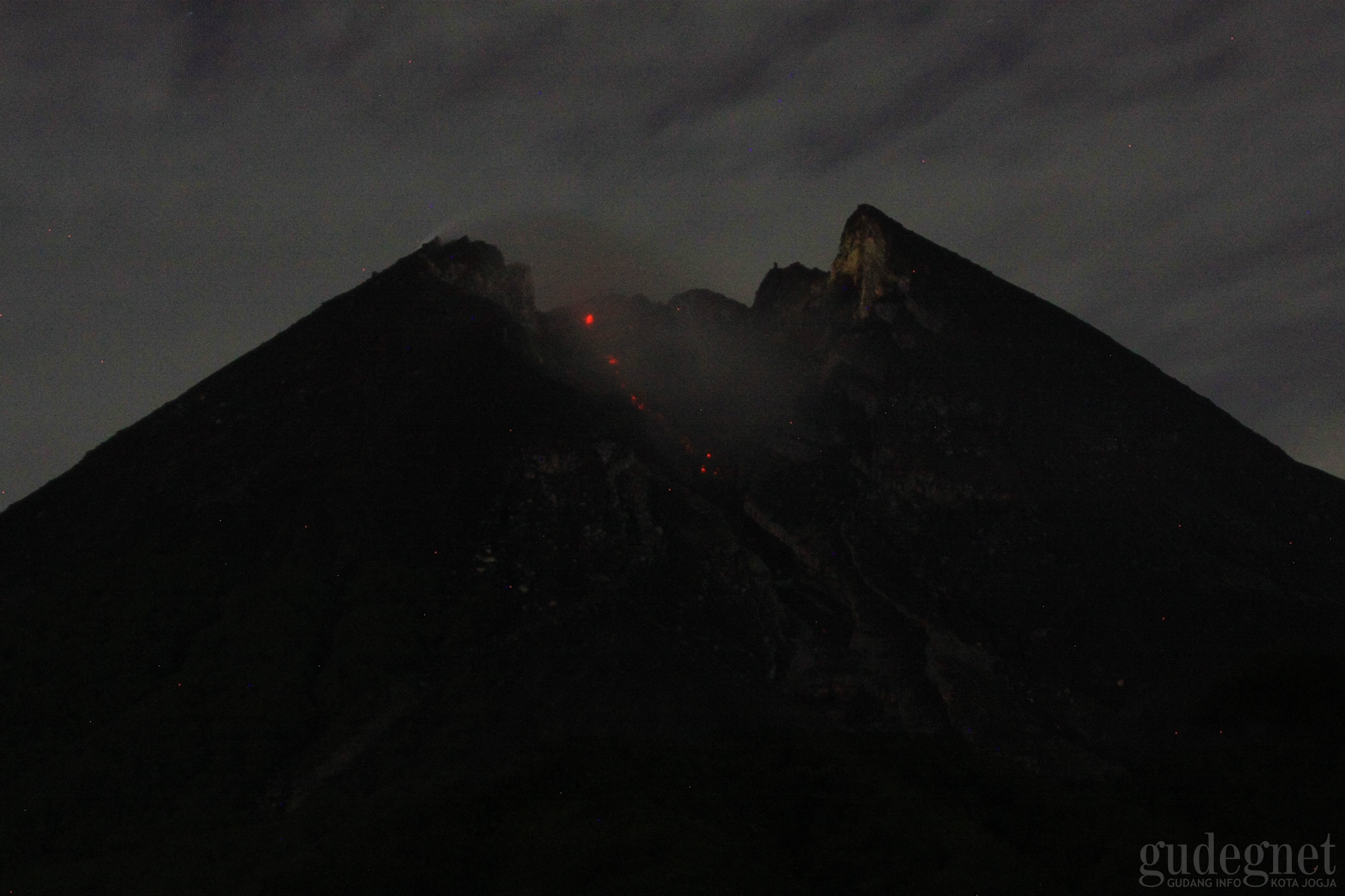 Sepekan Terakhir Merapi Alami 377 Gempa Guguran Lava, Status Waspada