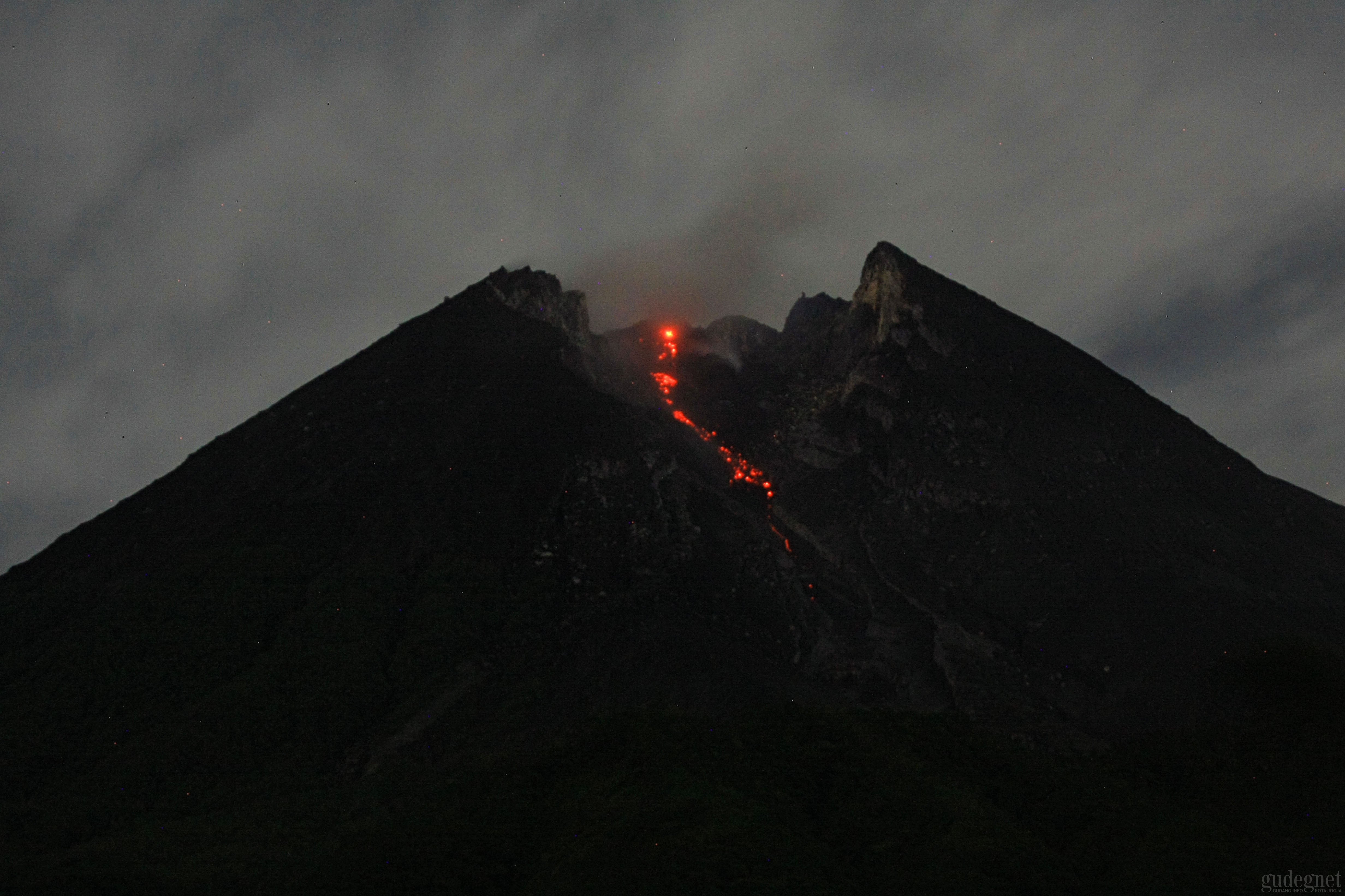 Merapi Kembali Luncurkan Awan Panas Senin Pagi