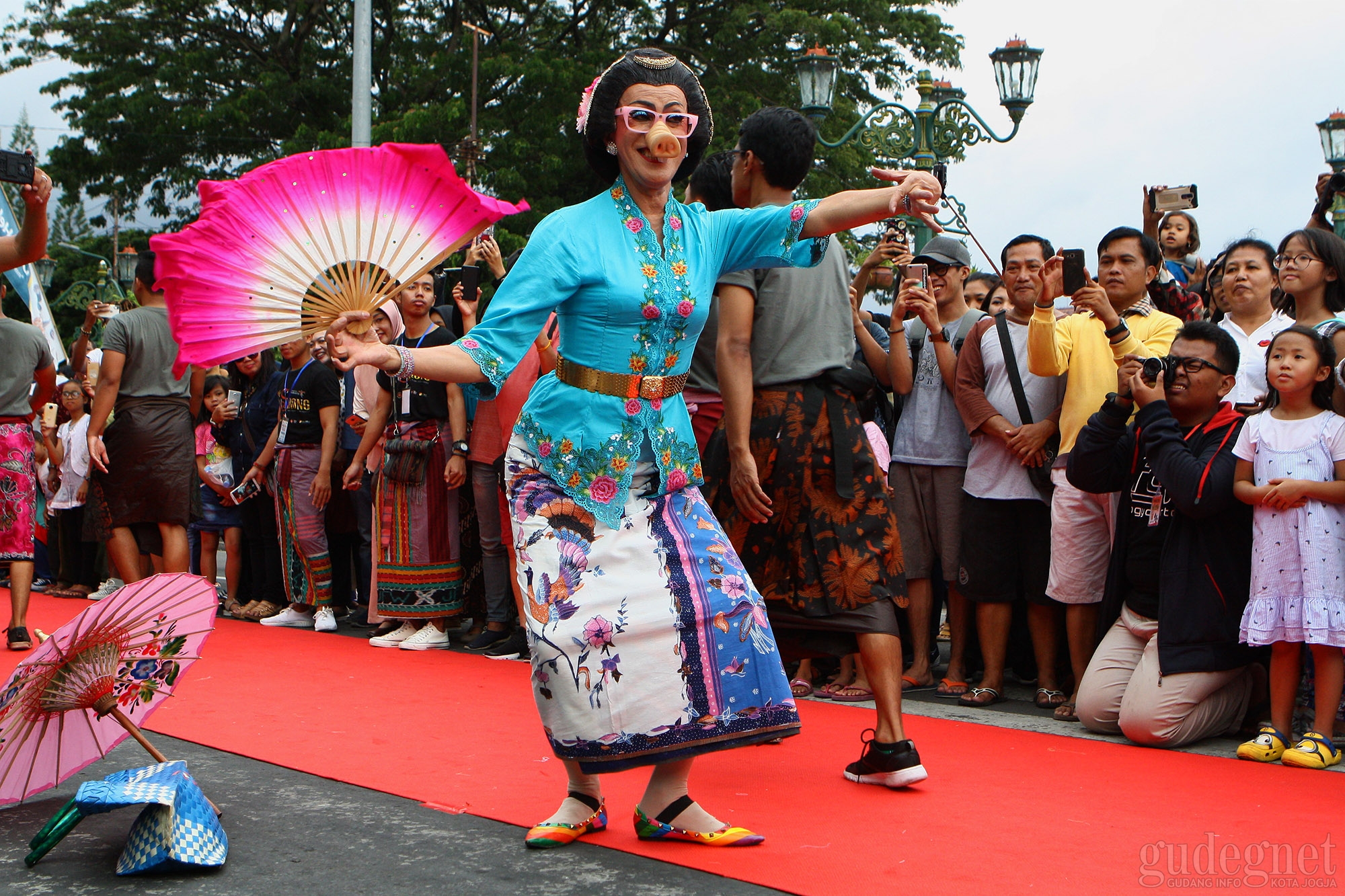 500 Model Berlenggok di Malioboro Fashion Show 1000 Sarong