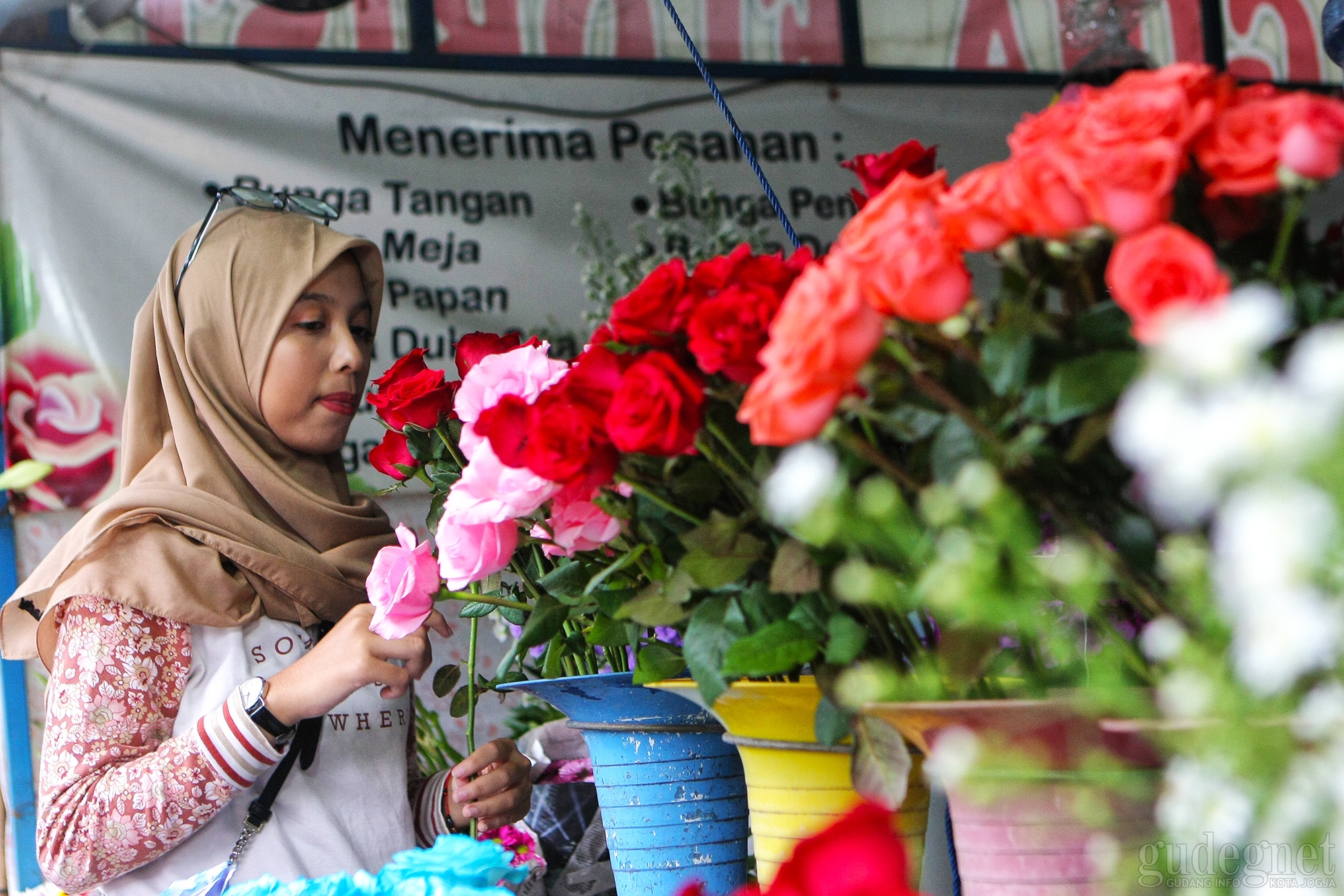 Jelang Valentine Pedagang Mawar Keluhkan Sepi Pembeli