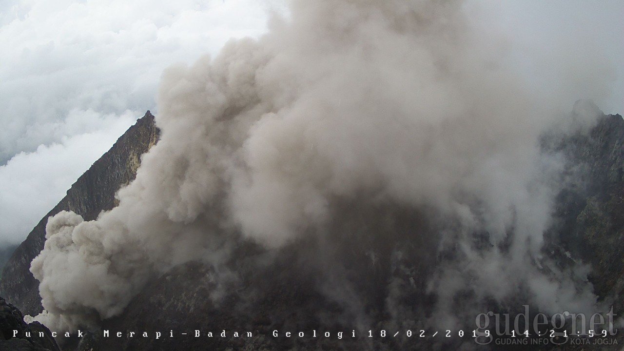 Merapi Kembali Muntahkan Wedhus Gembel Siang Ini