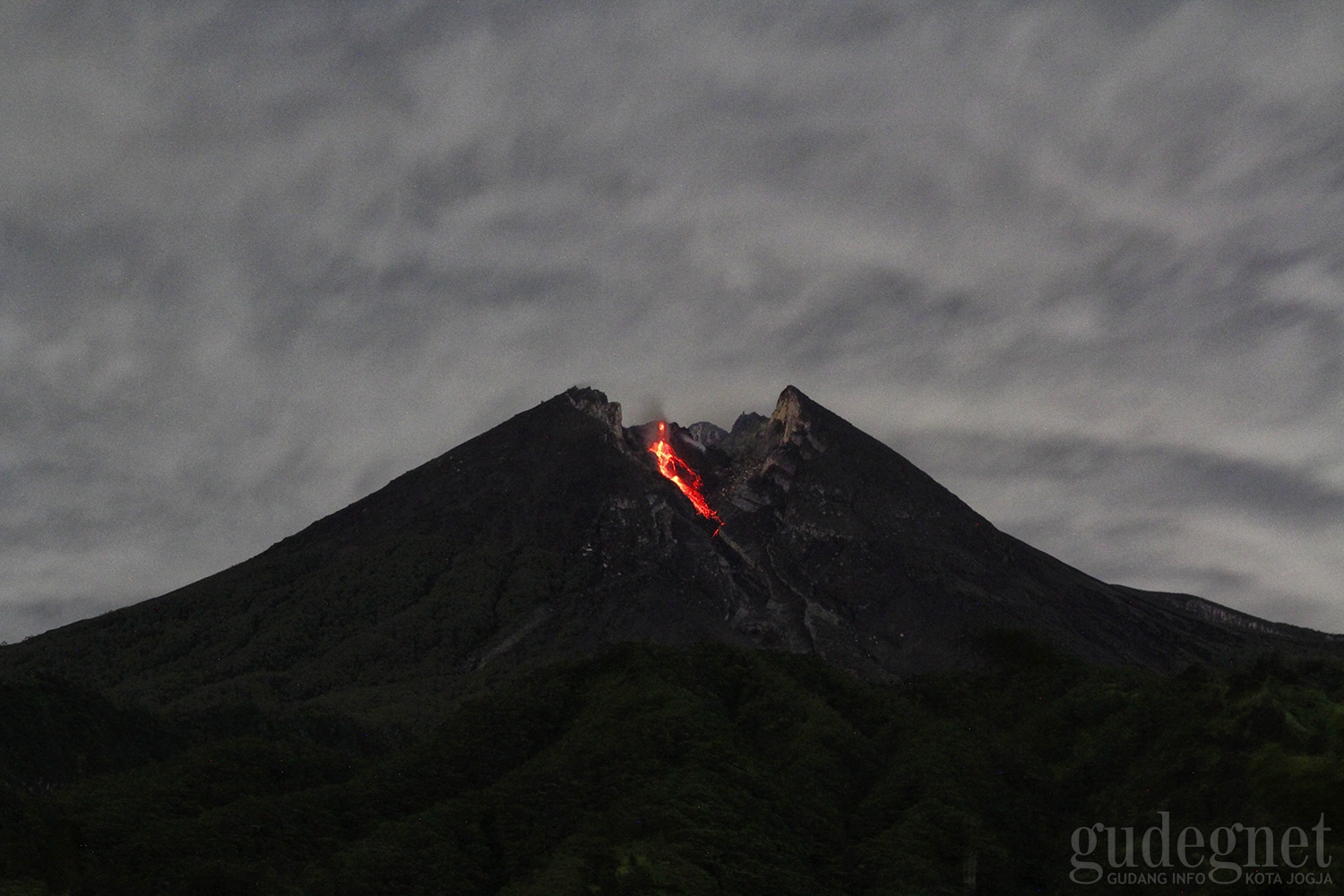 Senin Pagi Merapi Luncurkan Lima Kali Wedhus Gembel ke Arah Kali Gendol