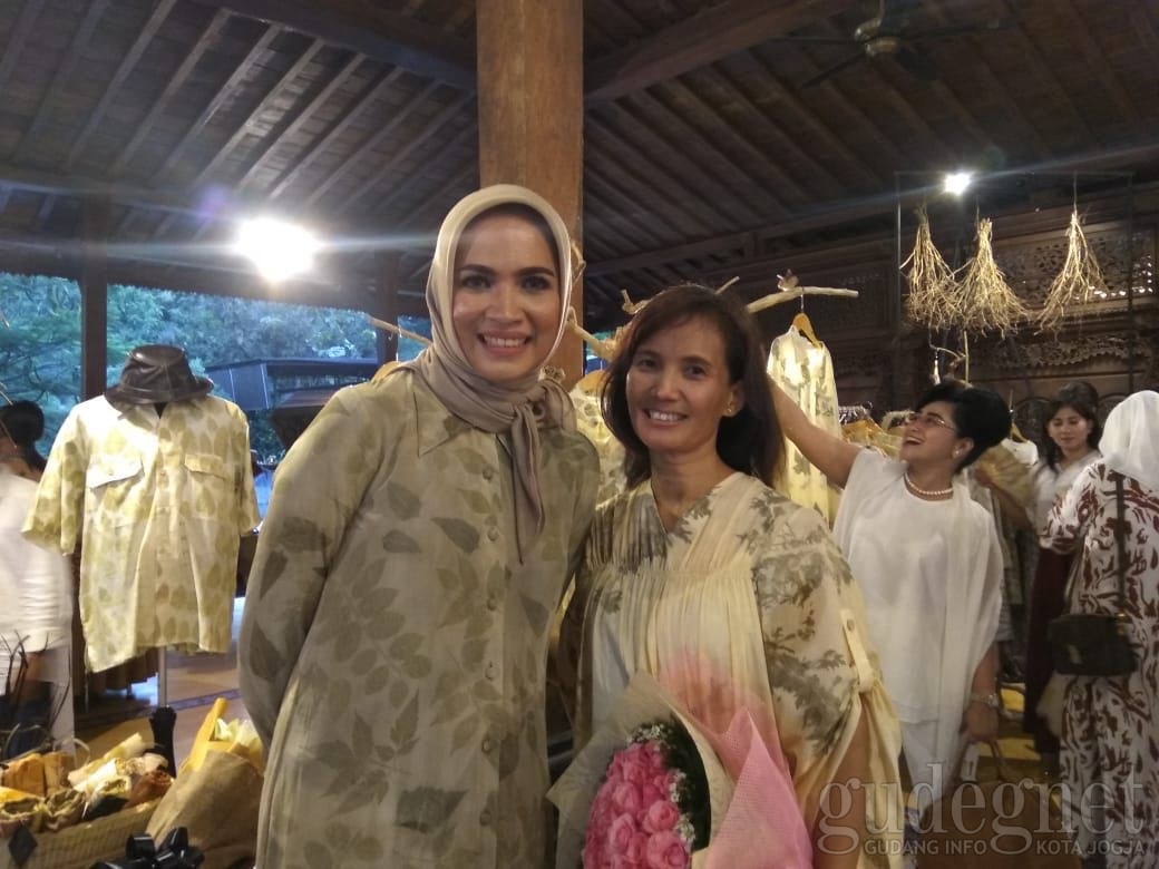 Usung Teknik Ecoprint, Mara & Sisca Ajak Cintai Alam Lewat Busana