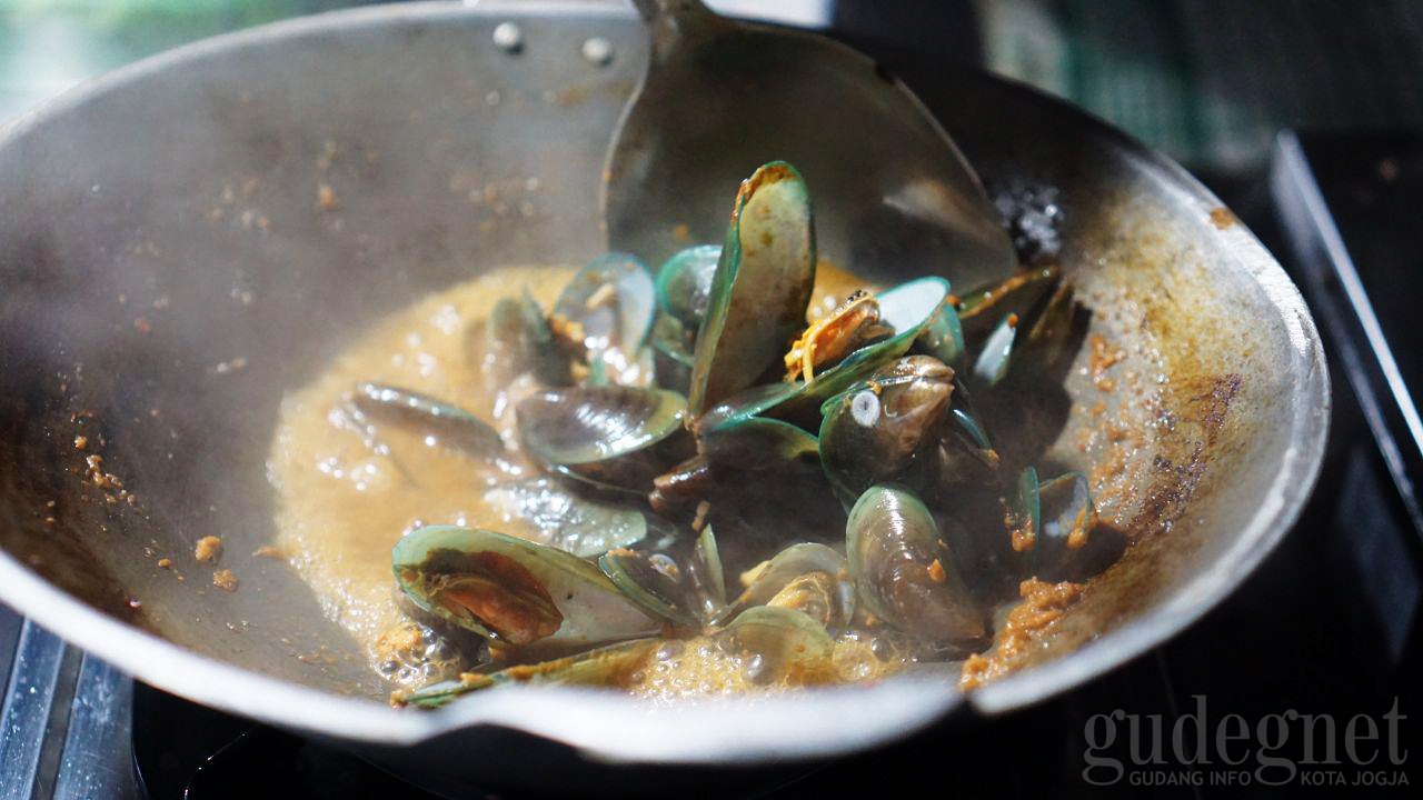 Kerang Sang Raja Menggoda dengan Saus Rica dan Tiram