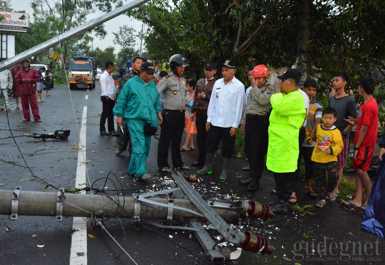 Sleman Porak Poranda di 228 Titik, Bupati Tinjau Kerusakan