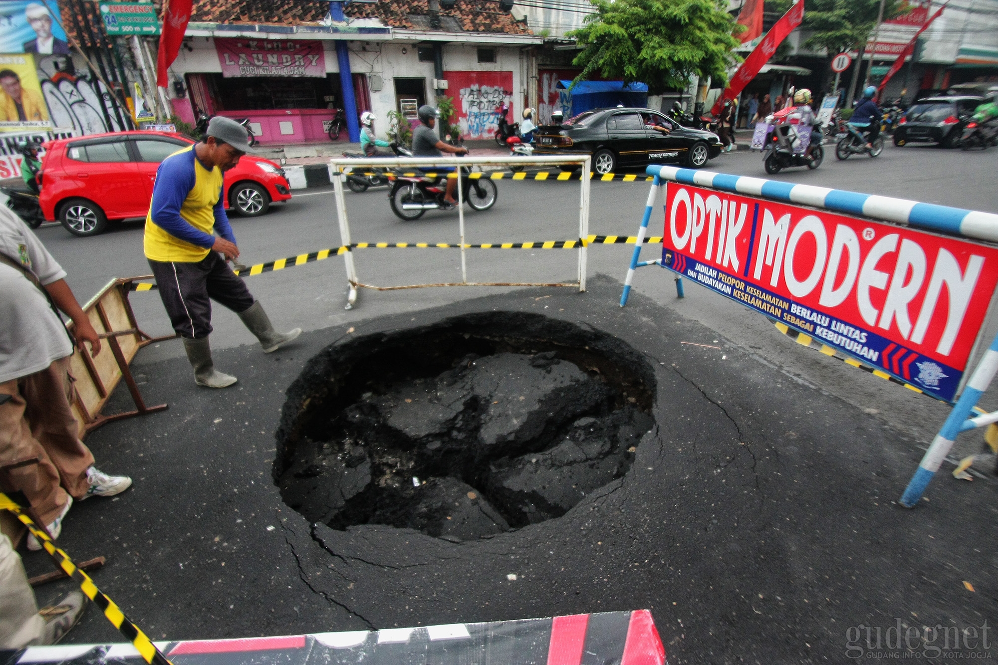 Jalan Amblas di Depan Terminal Ngabean, Hati-hati Melintas