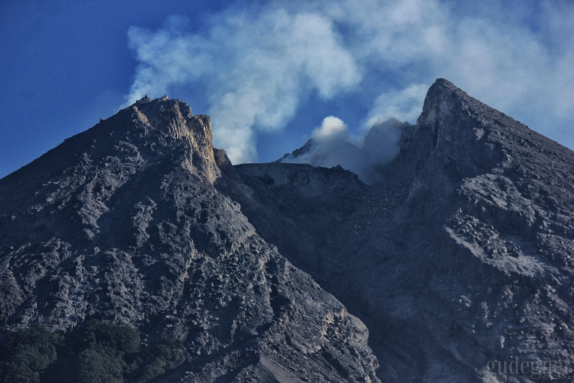 Merapi Keluarkan Awan Panas Guguran Sebanyak 2 Kali