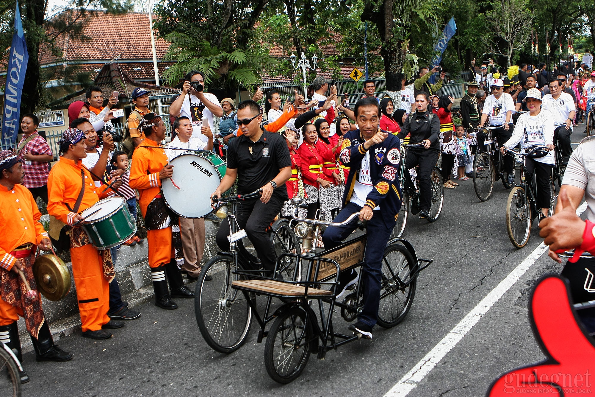  Jokowi Naiki Onthel, Hadiri Deklarasi Alumni Jogja