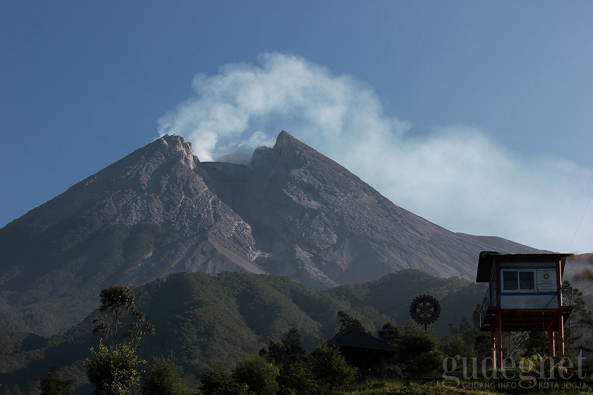 Merapi Keluarkan Dua Kali Awan Panas Guguran Siang Ini