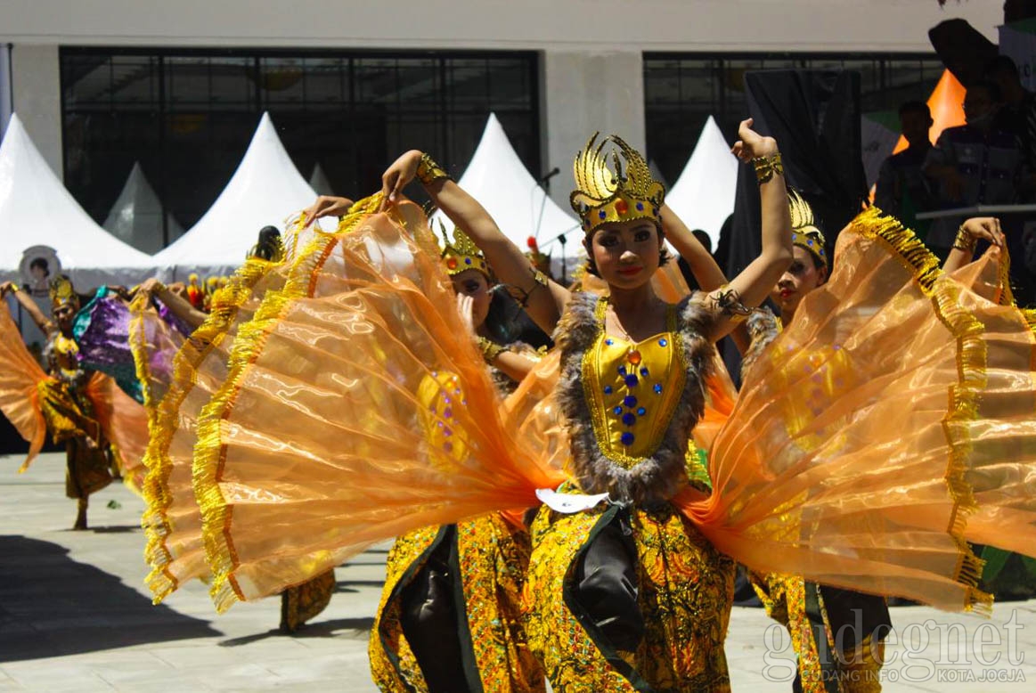 Tari Punglor Meriahkan Festival Jajal Jajanan Sleman