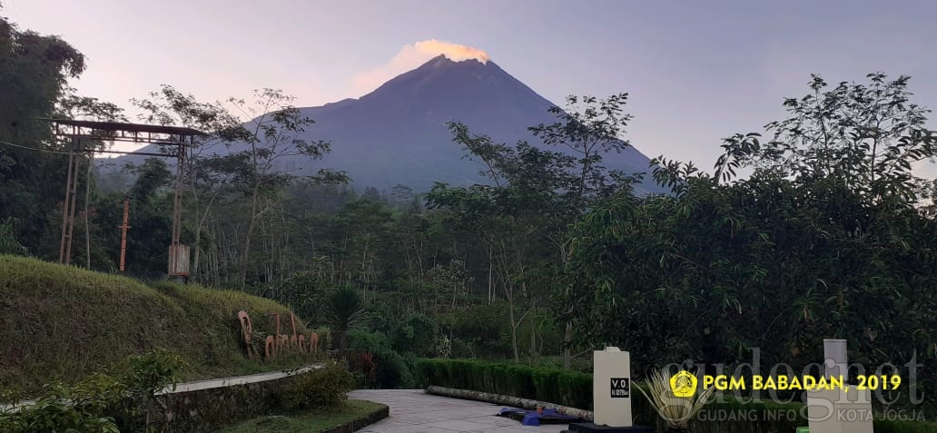 Merapi Muntahkan Empat Kali Guguran Lava 