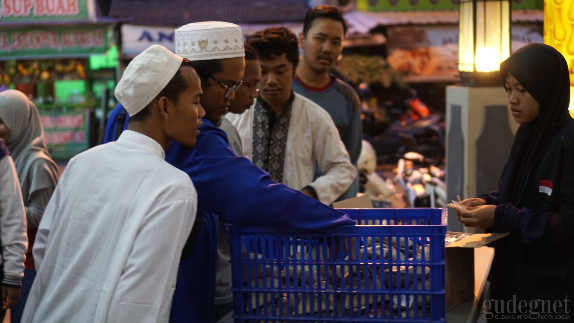 Masjid Suciati Saliman Bagikan 1.000 Makanan Berbuka Setiap Hari