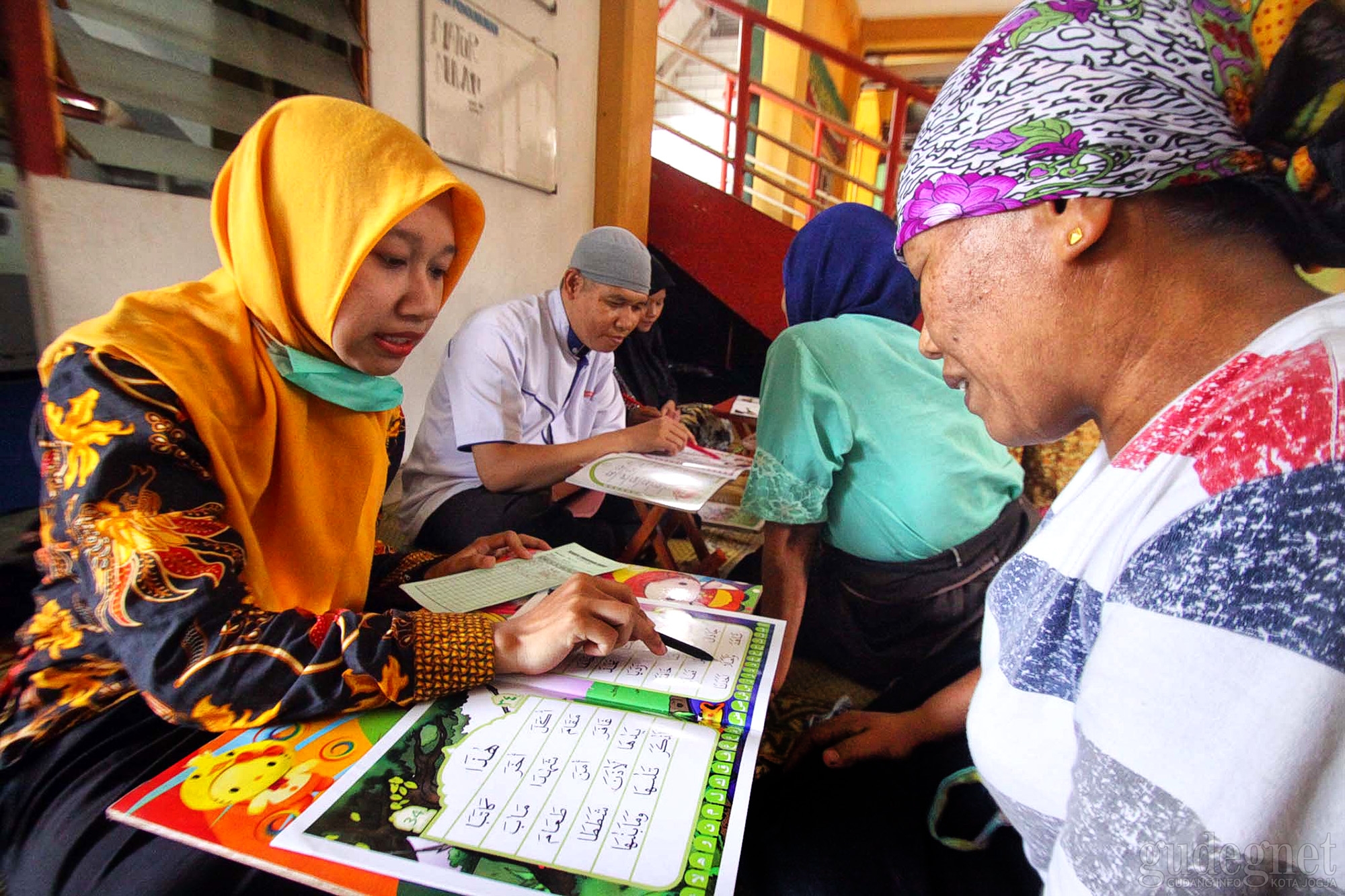 Isi Ramadan, Buruh Gendong Beringharjo Belajar Mengaji