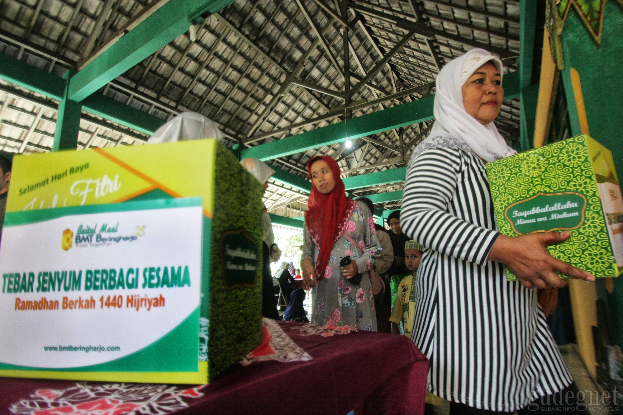 BMT Pasar Beringharjo Bagikan Ratusan Paket Lebaran 