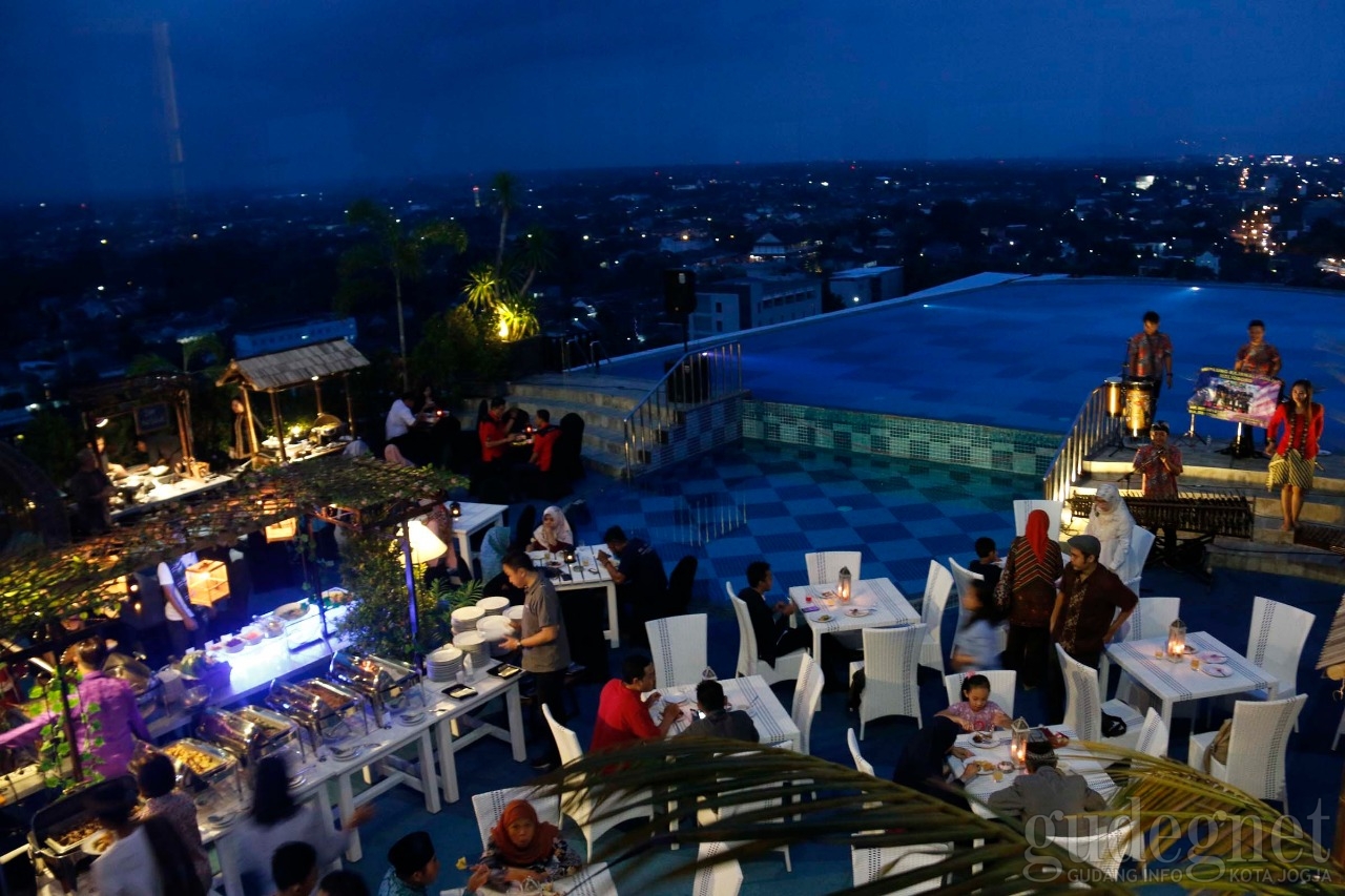 Nirvana Pool & Lounge: Sensasi Bukber di Rooftop Tertinggi di Yogya