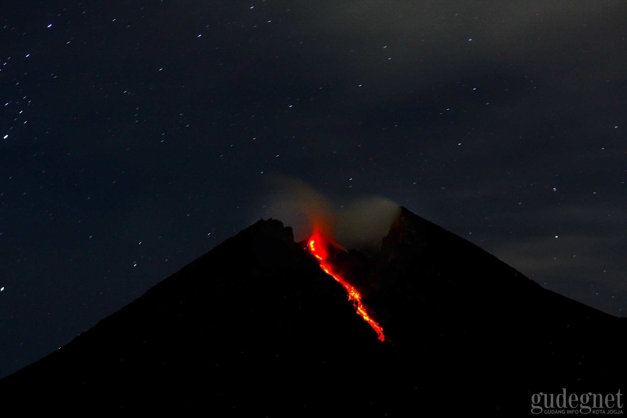 Merapi Gugurkan Lava Enam Kali