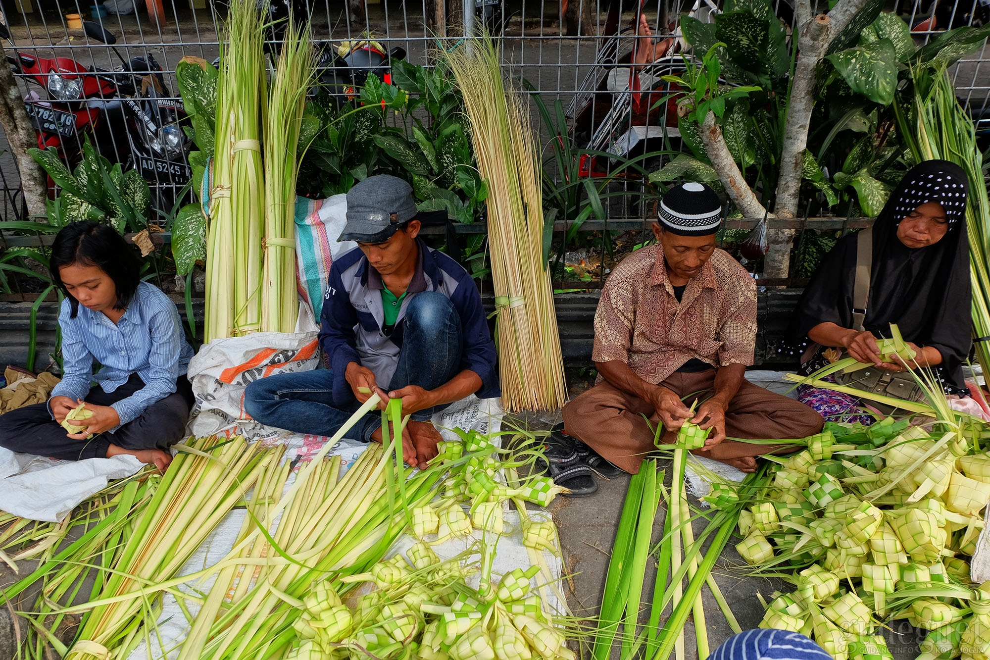 Penjual Sarang Ketupat Berharap Ramai Pembeli