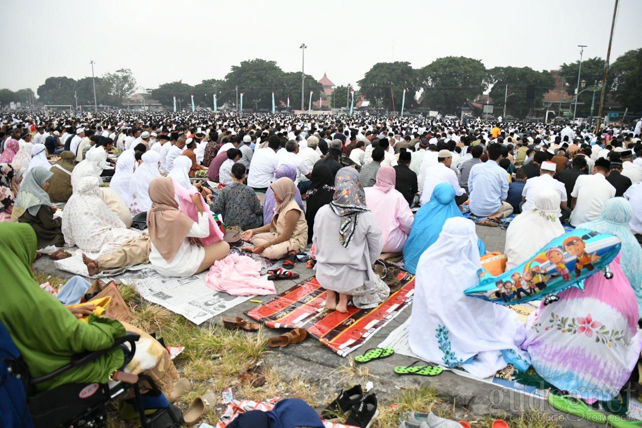 Ribuan Umat Muslim Salat Ied di Alun-Alun Utara Yogyakarta