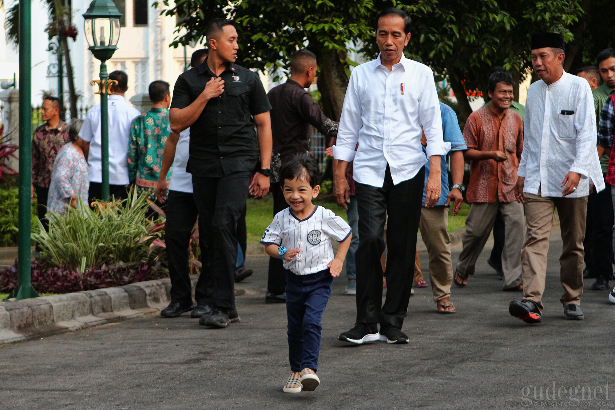 Jokowi Sapa Warga Yogyakarta, Jan Ethes Tebar Keceriaan