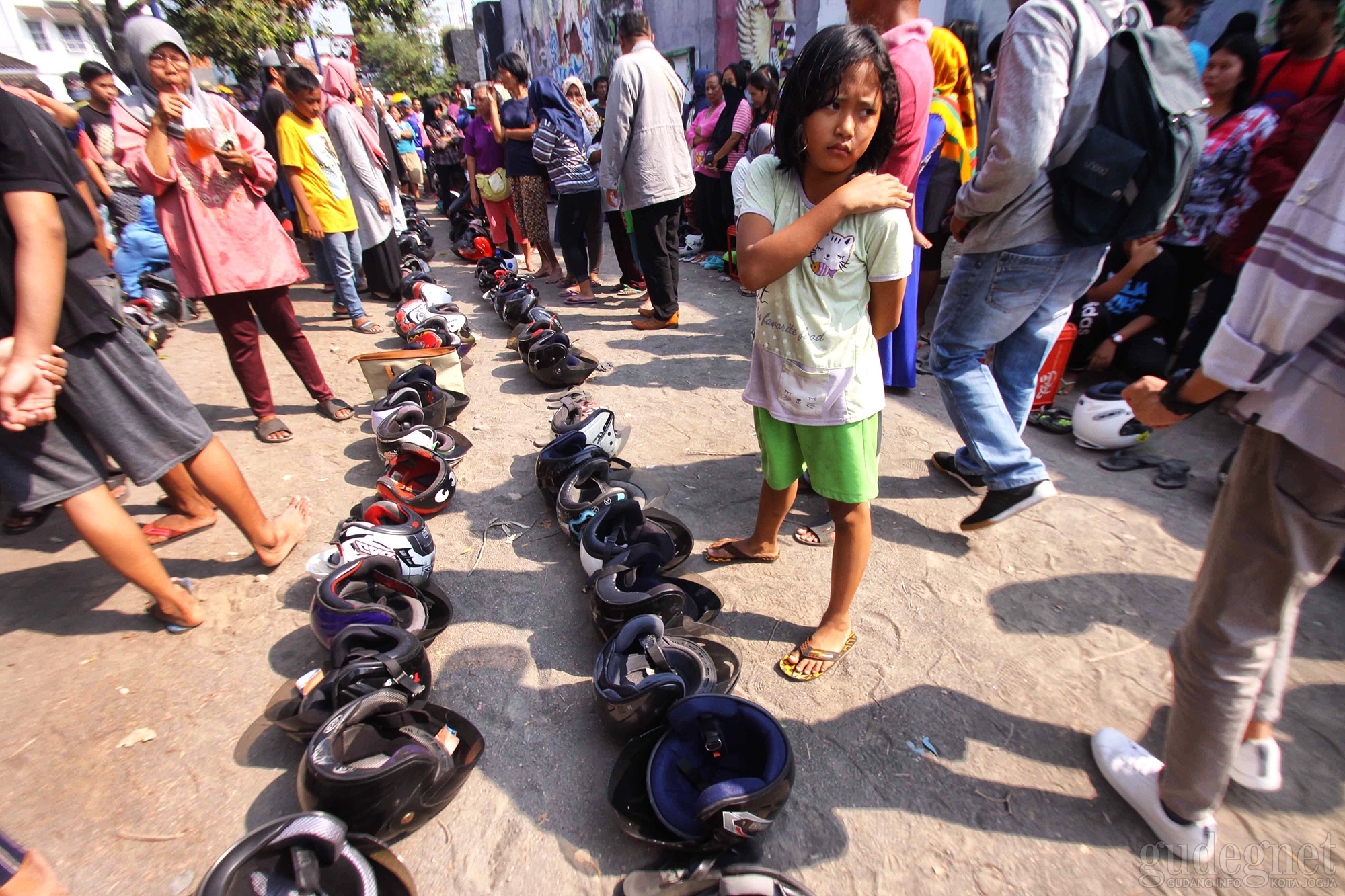 Gak Cuman Manusia, Helm juga Ikut Antri Pembagian 5000 Ekor Ayam