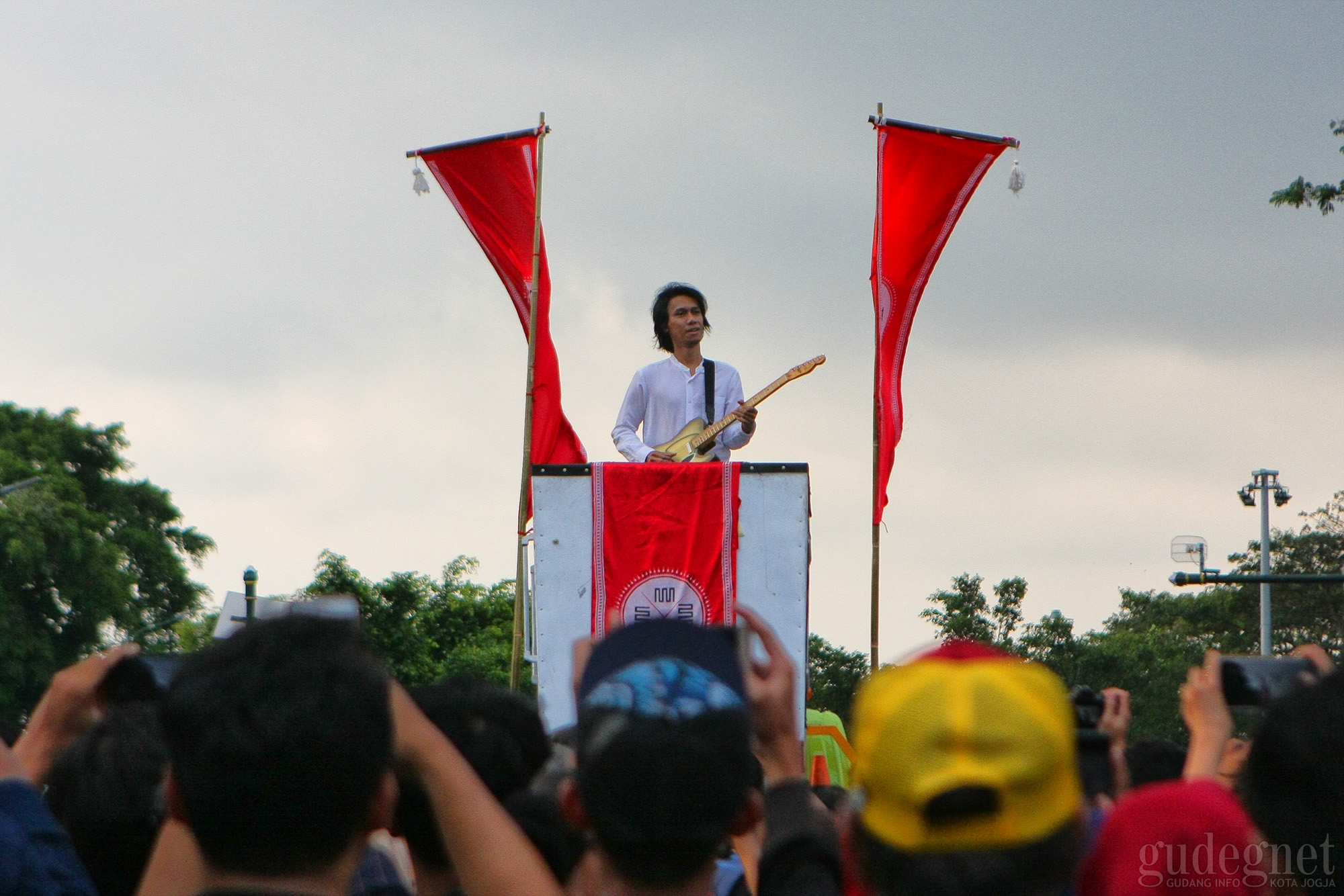 Raungan Gitar Eross SO7 Buka Pawai FKY 2019