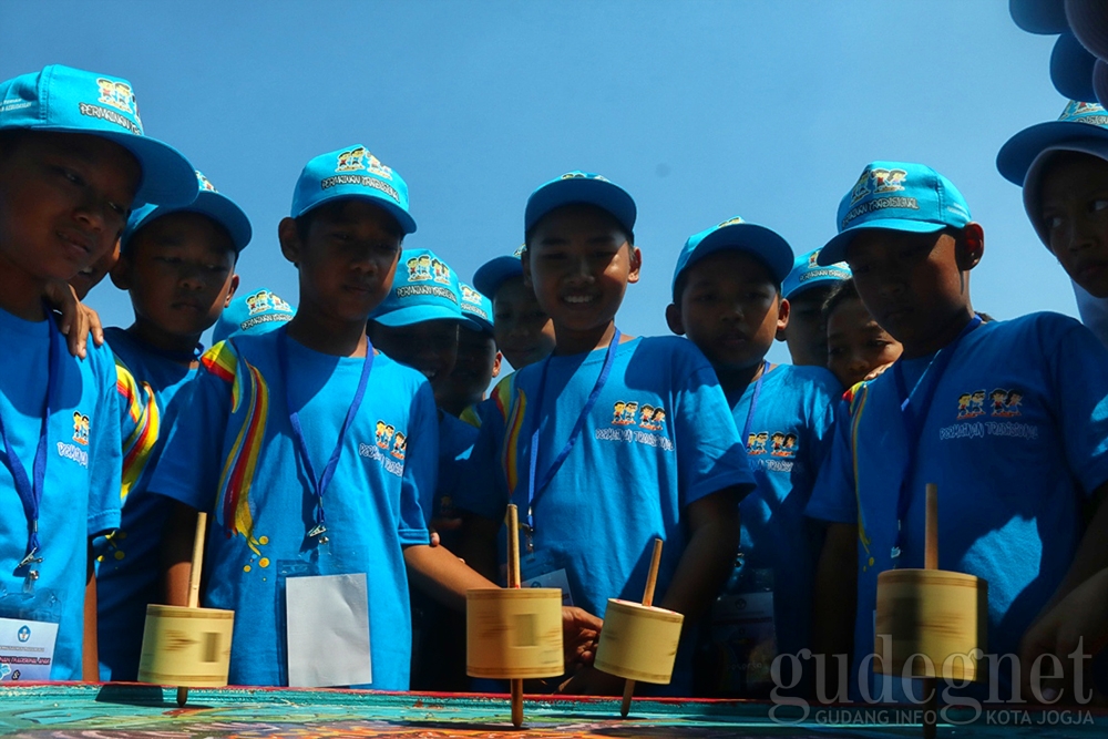 Jaga Tradisi, Kemendikbud RI Ajak Ratusan Anak Ikuti Permainan Tradisonal