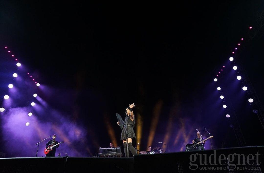 Anggun dan Brian McKnight Tutup Special Show Prambanan Jazz #5