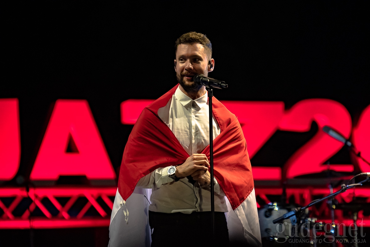 Nyanyi Pakai Bendera Indonesia, Calum Scott Bilang Mantul