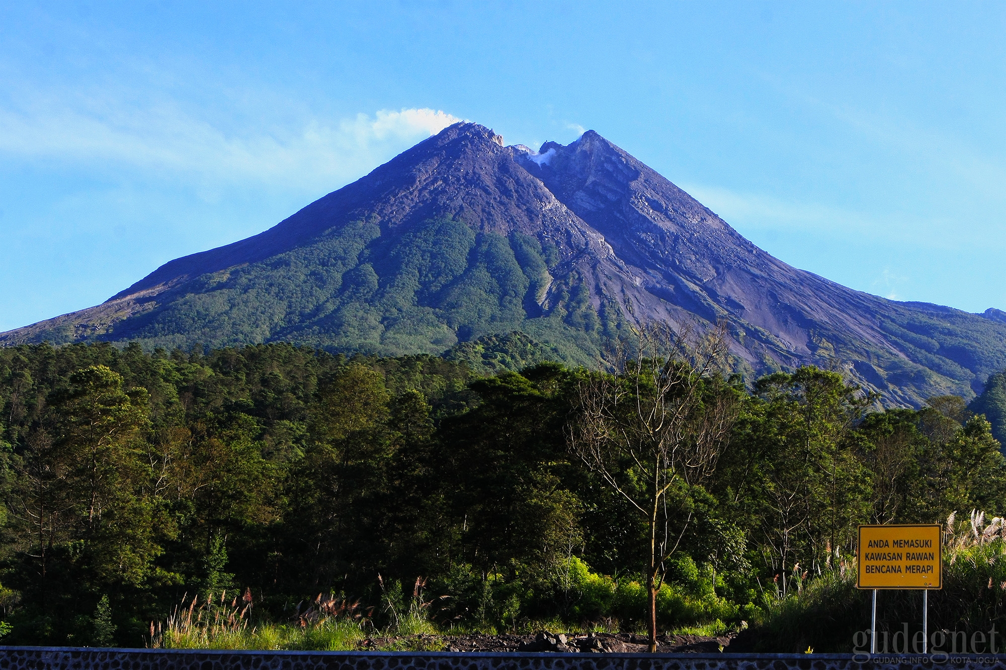 Merapi Luncurkan Awan Panas Guguran, Warga Diharap Jaga Jarak Aman