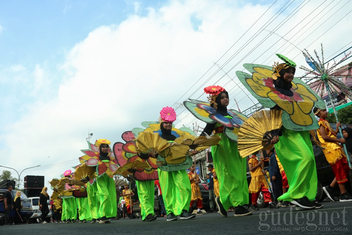 Karnaval Busana Daur Ulang Meriahkan HUT Bantul 