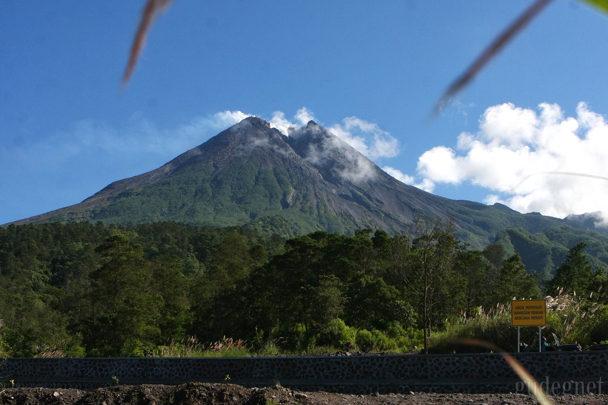 Status Merapi: Muntahkan Awan Panas Guguran Sejauh 1.000 meter Pagi Ini