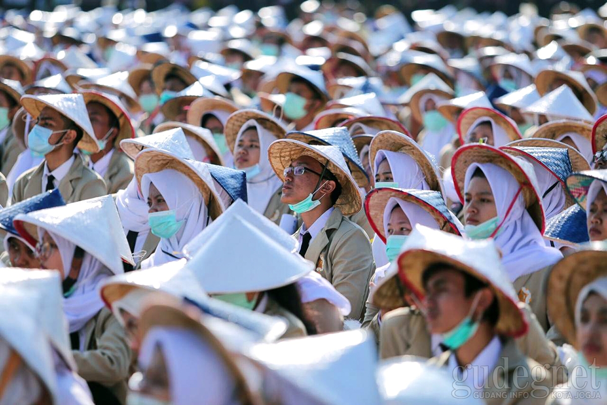 Rektor Sambut 8.408 Maba UGM 