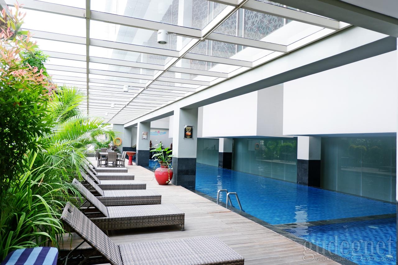 Atrium Hadirkan Kolam  Renang  Semi Indoor Telaga Warna  