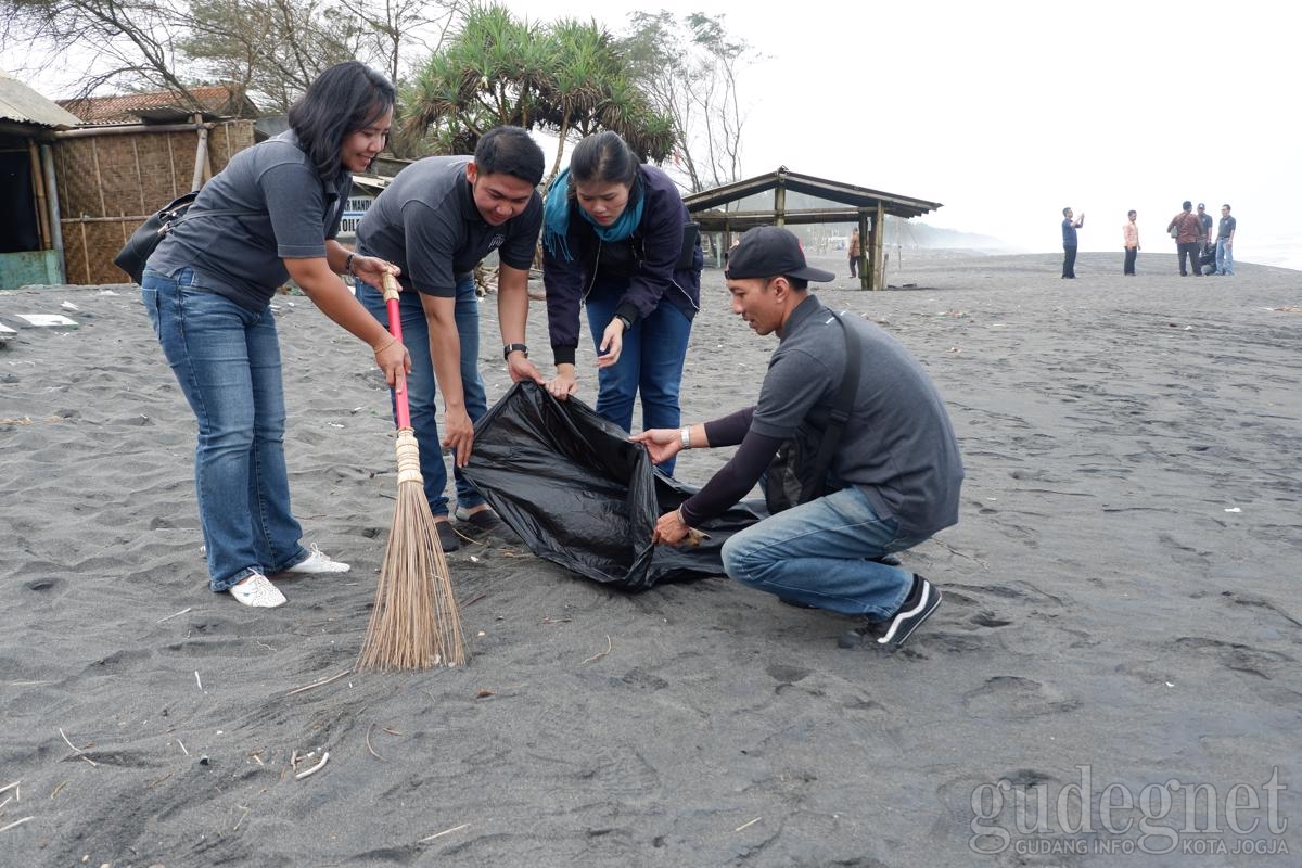 The Atrium Hotel and Resort Bersihkan Sampah Plastik di Pantai Kuwaru