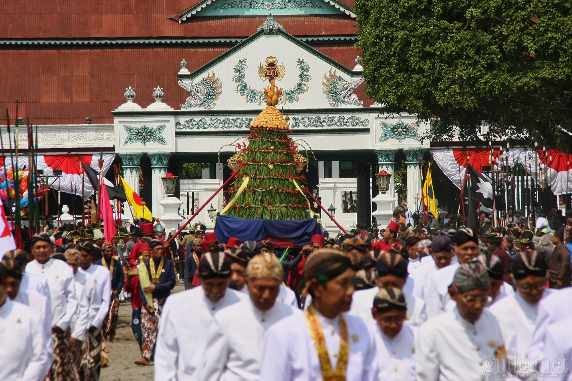 Garebeg Besar: 5 Gunungan di Masjid Gedhe Ludes Dalam Sekejap