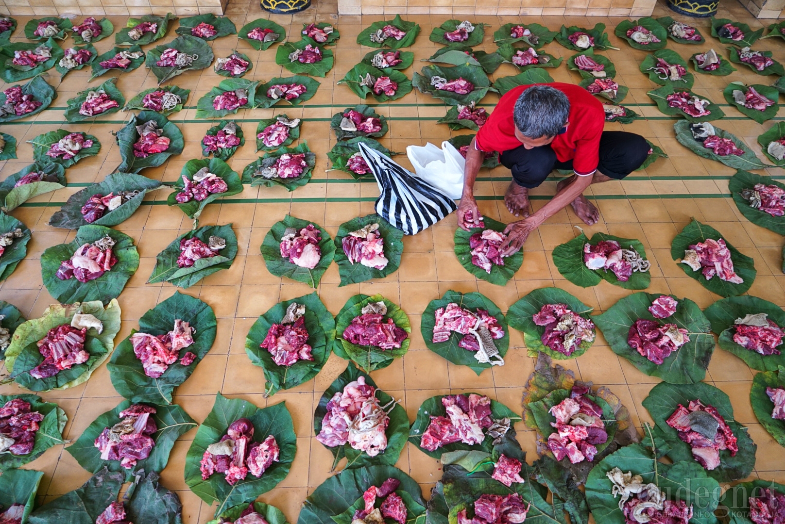 Masjid Ini Gunakan Daun Jati Untuk Bungkus Daging Kurban