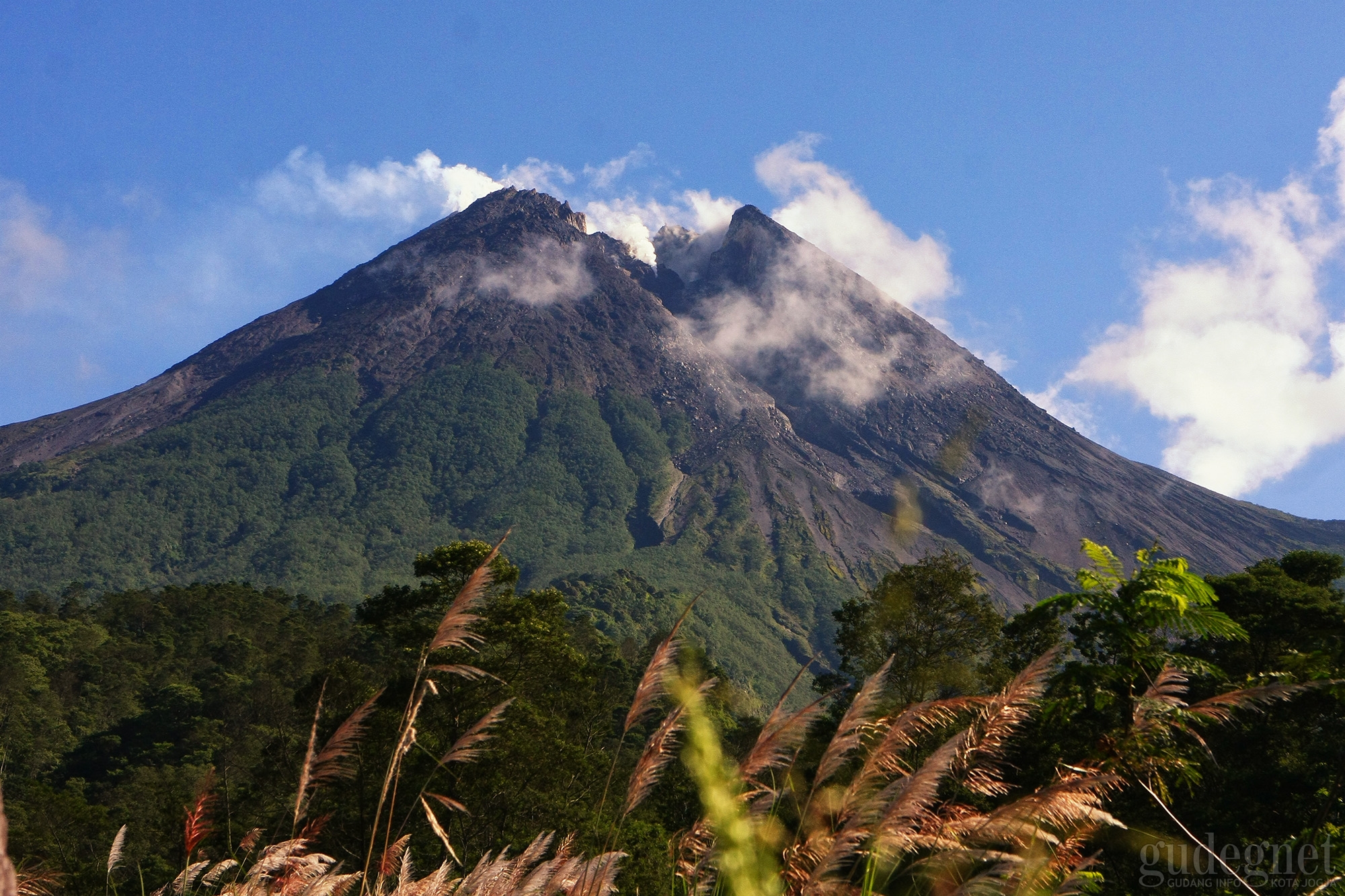 Perkembangan Merapi: Luncurkan Awan Panas Guguran Hampir 1 Km