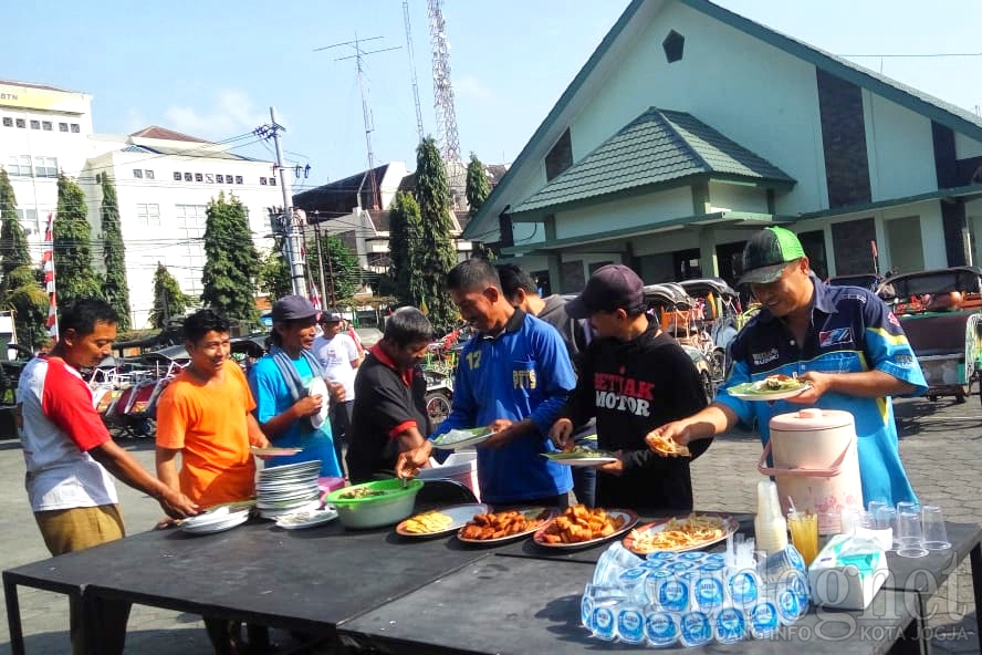 100 Pengayuh Becak Sarapan Bareng di Museum TNI AD