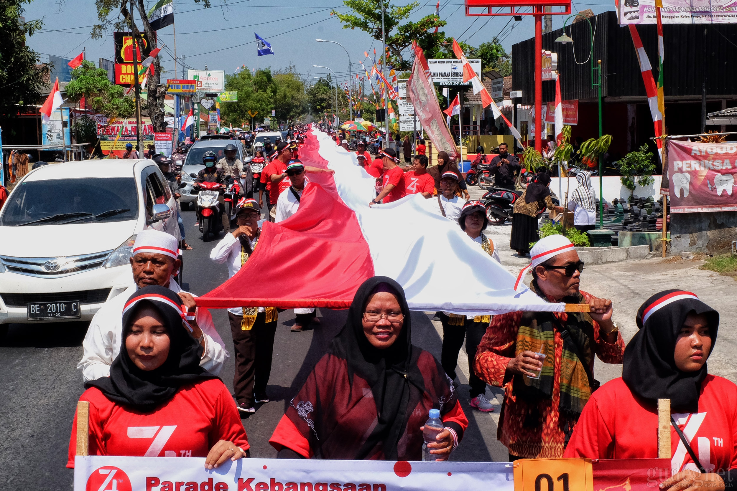 Rayakan HUT RI, Warga Nanggulan Arak Bendera Sepanjang 740 Meter